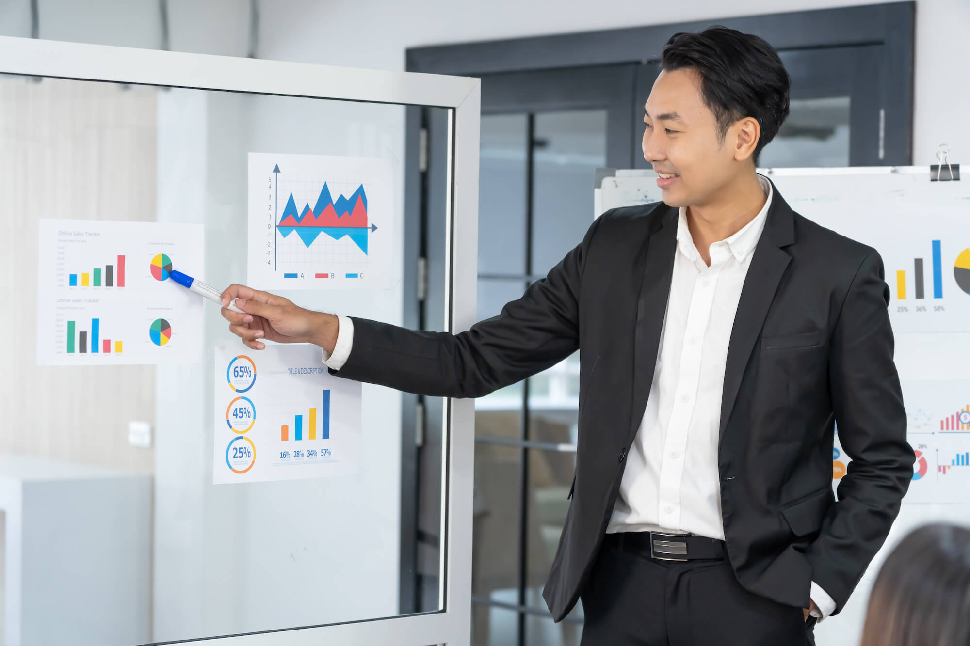 vecteezy_business-man-making-a-presentation-at-office-business_10194246_592